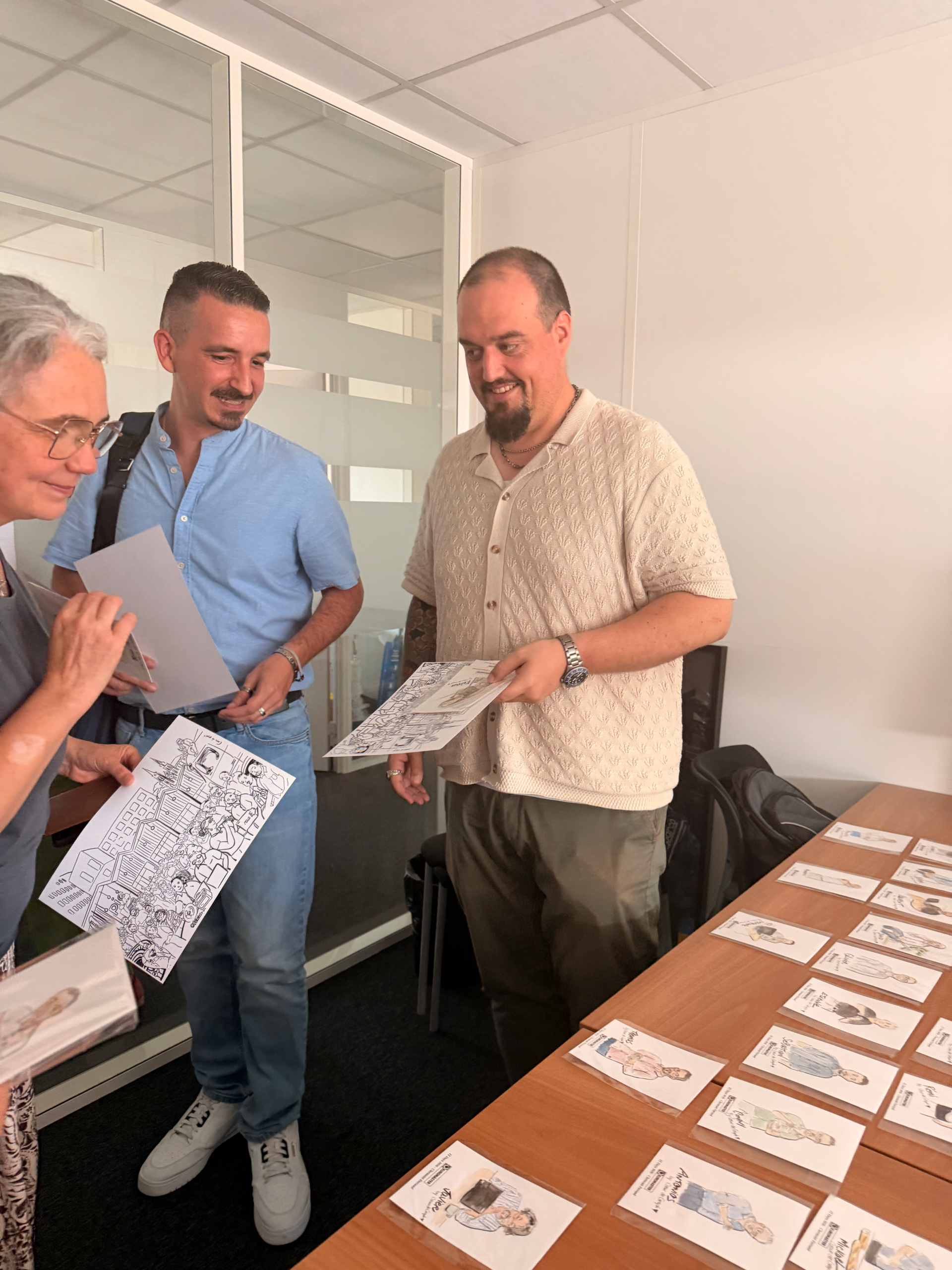 Participants découvrant les illustrations réalisées pendant le séminaire Euromaster